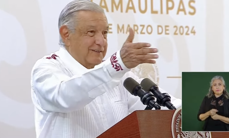 Mano negra en portazo de familiares de normalistas a Palacio Nacional: AMLO